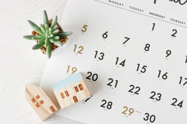 Kalender mit Spielzeug Haus und Kaktus